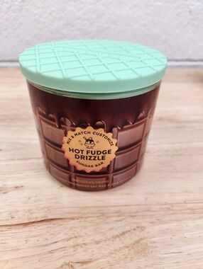 Bath & Body Works Hot Fudge Drizzle Sundae Large 3-Wick Candle 14.5oz